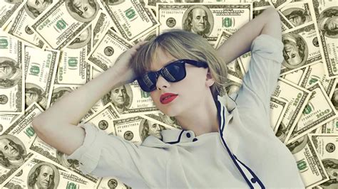 taylor swift donates money.